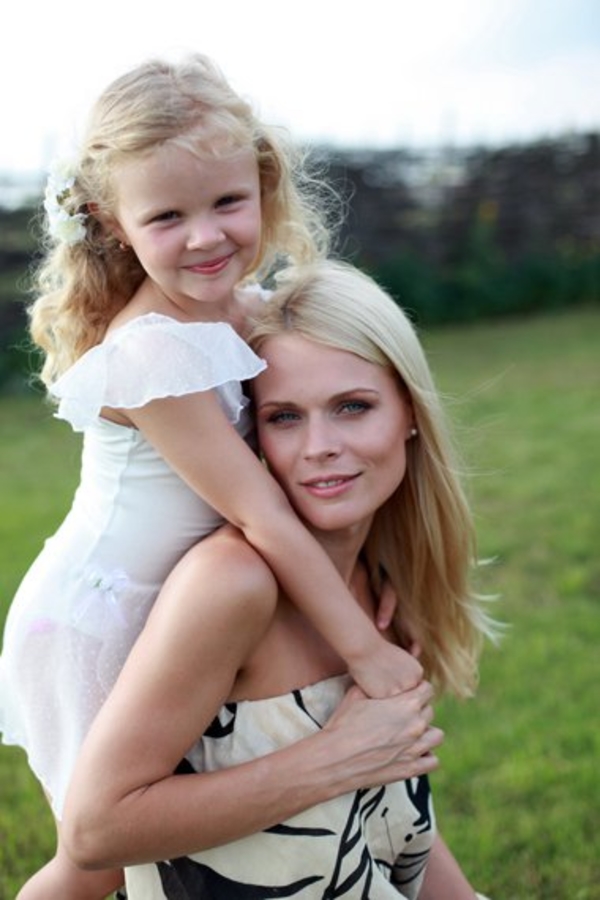 Фреймут отмечает 31-й день рождения: ТОП-5 фото Ольги с дочкой Златой