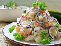 Праздничный салат на 8 Марта из ананаса с креветками