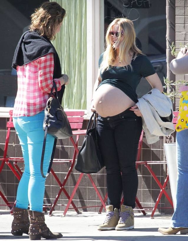 Кристен Белл похвасталась огромным животом