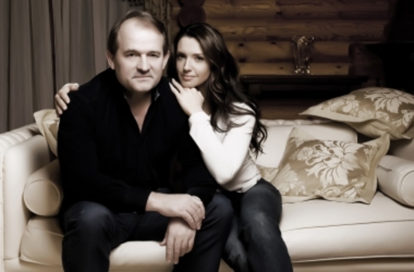 Медведчук рассказал, как балует жену Оксану Марченко