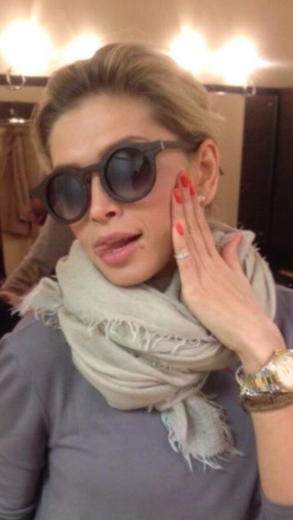 Вера Брежнева радуется весне и показывает язык на фото