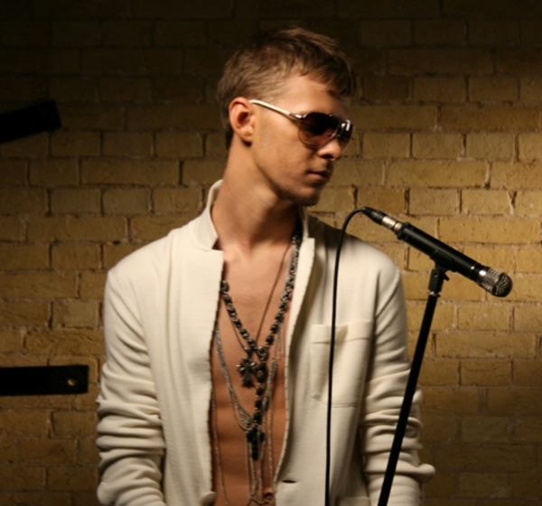 Макс Барских спел для рекламы газировки