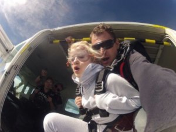 Мика Ньютон прыгнула с высоты в шесть тысяч метров