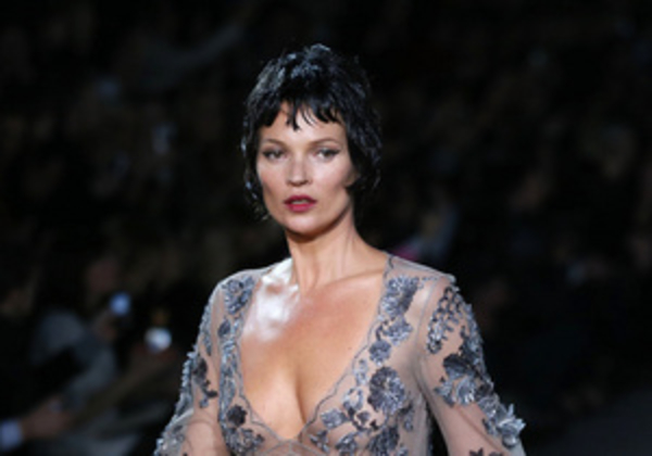 Paris Fashion Week: Кейт Мосс вернулась на подиум, а Марк Джейкобс вышел к гостям в пижаме