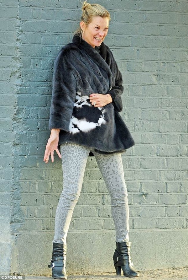 Натуральная красота: Кейт Мосс вышла в свет без макияжа