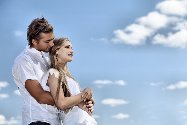 Романтика из США чуть не смыло в океан, когда он делал предложение (ВИДЕО)