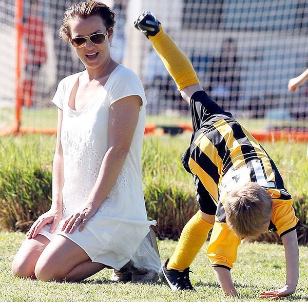 Бритни Спирс случайно показала ягодицы