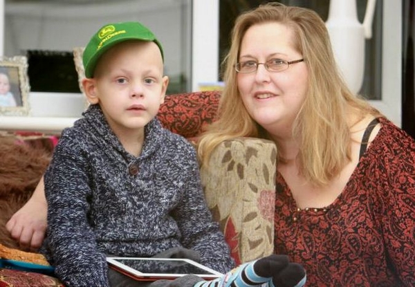 Мать в ярости: 10 врачей не смогли выявить рак у ребенка