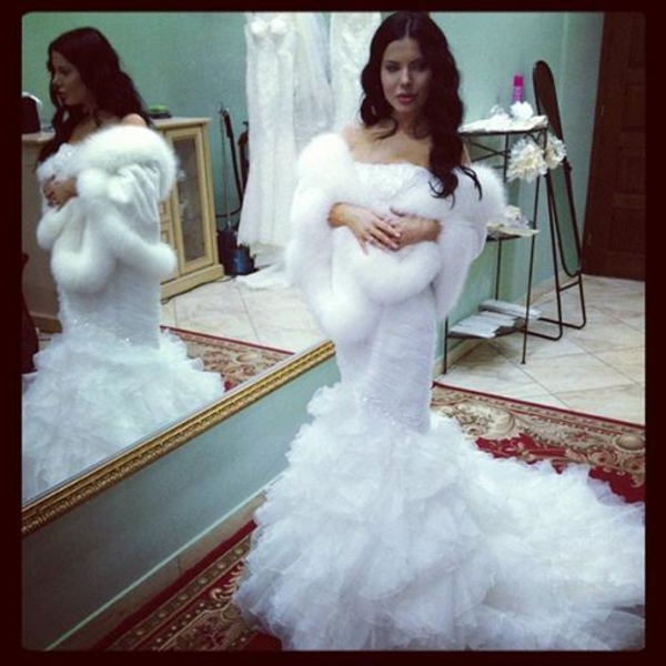 Киевская содержанка "спасибушечки" показала свадебное платье и кольцо