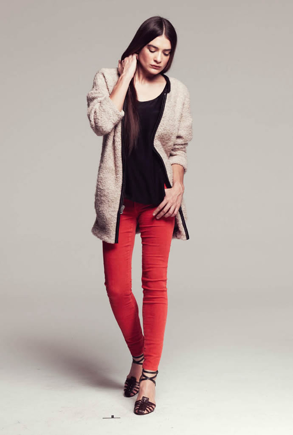 С чем носить цветные джинсы