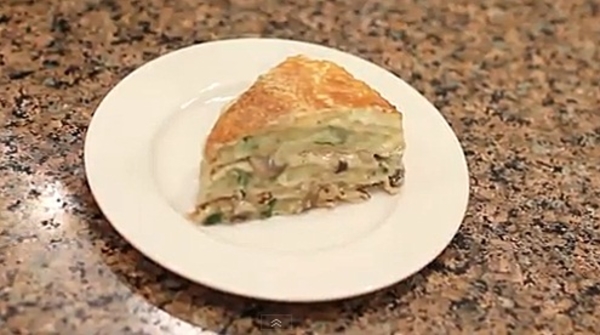 Как приготовить блинный пирог с грибами и картофелем (видео)