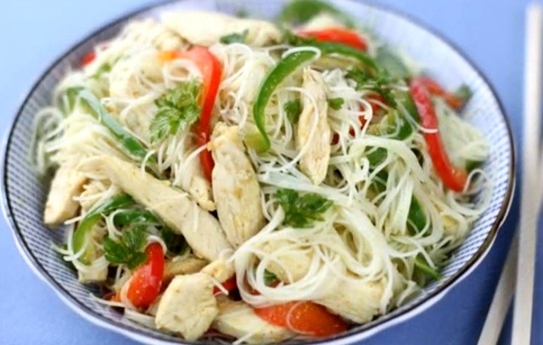 Как приготовить рисовую вермишель с курицей (ВИДЕО)