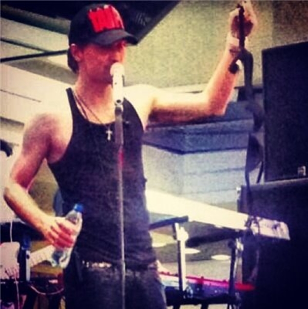 Поклонницы забросали Диму Билана бюстгальтерами