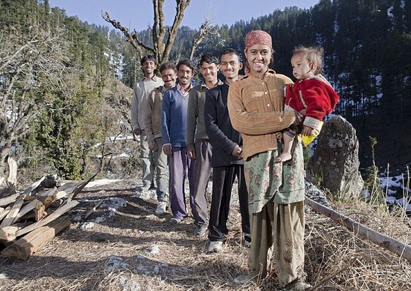 Счастливы вместе: Девушка вышла замуж сразу за пятерых братьев