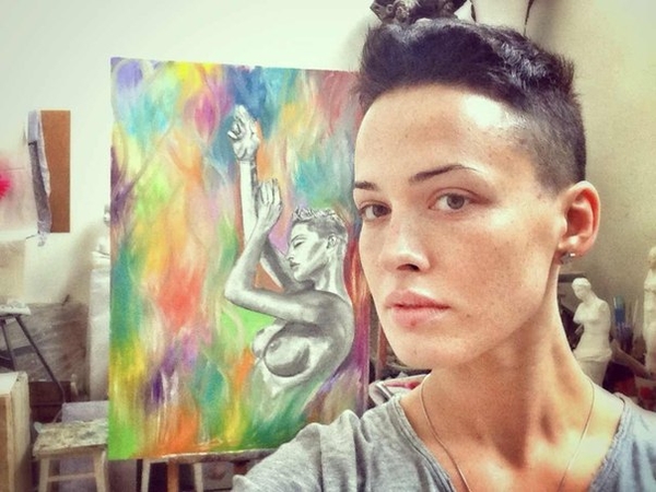 Астафьева показала свой автопортрет в стиле ню