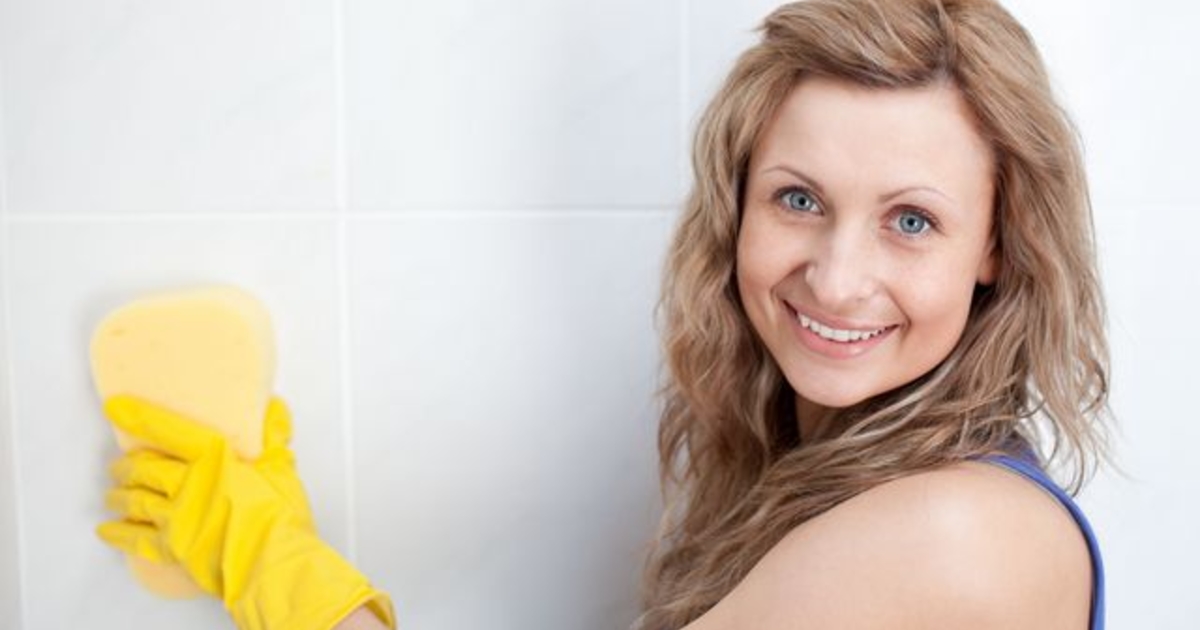 Девушка моют кафель. Девочка моющая кухни. Женщина вымыла плитку. Девушка на кухне с тряпками. Женщины в моем районе.