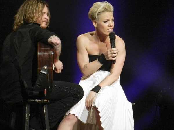 Пинк прервала концерт, чтобы успокоить плачущую девочку в зале