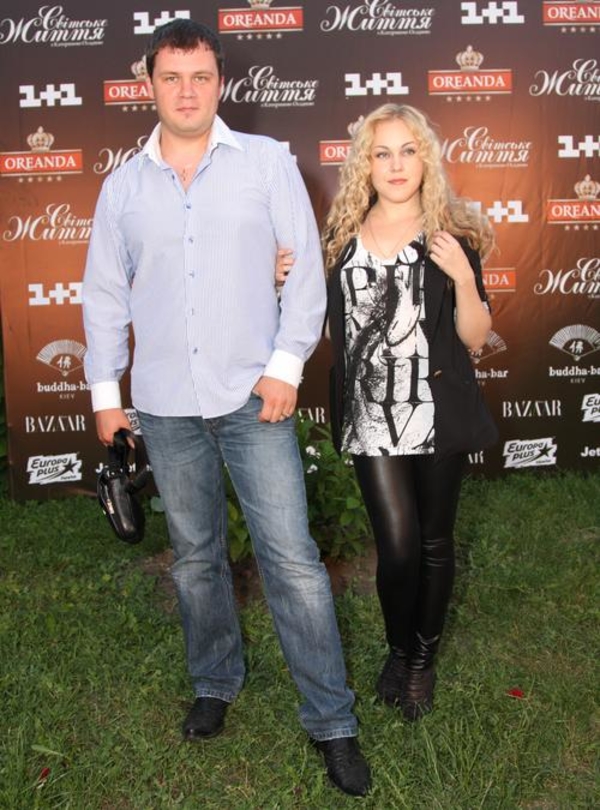 Вадим Лисица отправил певицу Alyosha в декретный отпуск