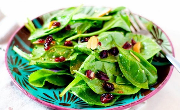 Весенние салаты из шпината: ТОП-5 рецептов