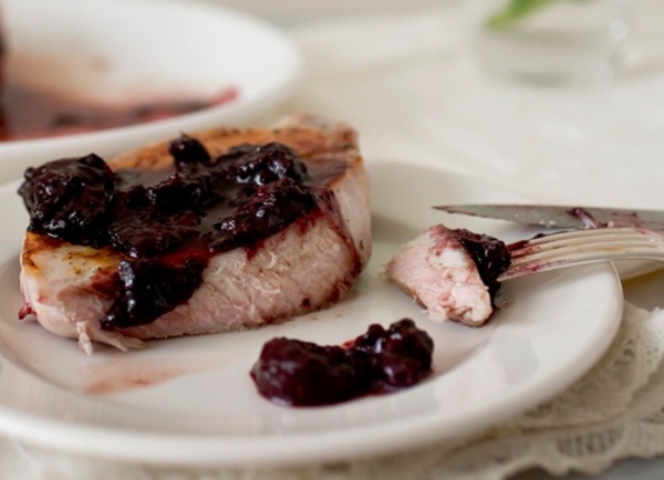 Как приготовить телятину с брусничным соусом (ВИДЕО)