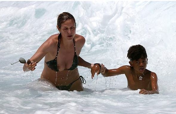 Как Хайди Клум вытаскивала сына из океана: Фото