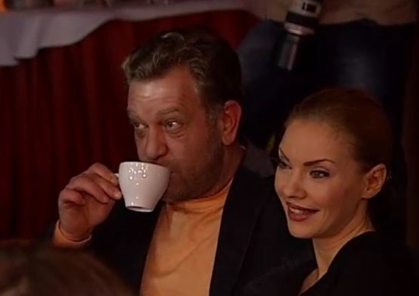 Дочь Окунской к новому папе еще не привыкла, но его подарки принимает