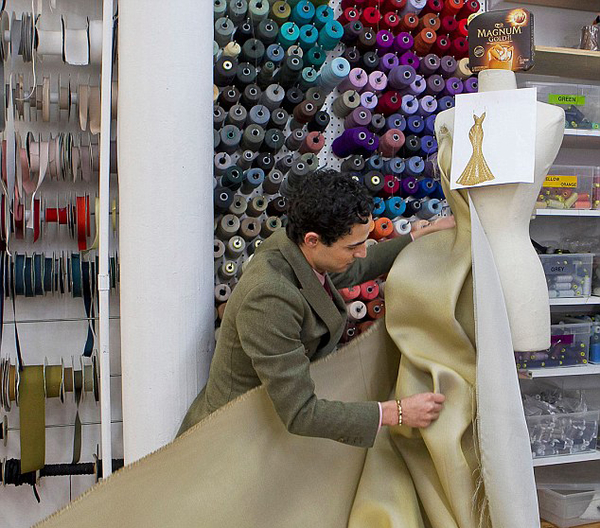 Дизайнер создал вечернее платье из золота