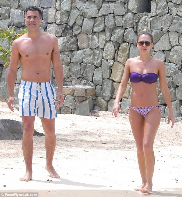 Мокрая и сгоревшая: Джессика Альба на пляже