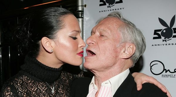 Обнаженная Даша Астафьева поздравила основателя Playboy видео-открыткой