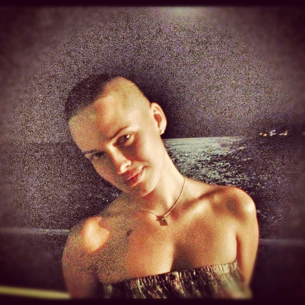 Даше Астафьевой надоело, что мужчины любят гладить ее колючий затылок