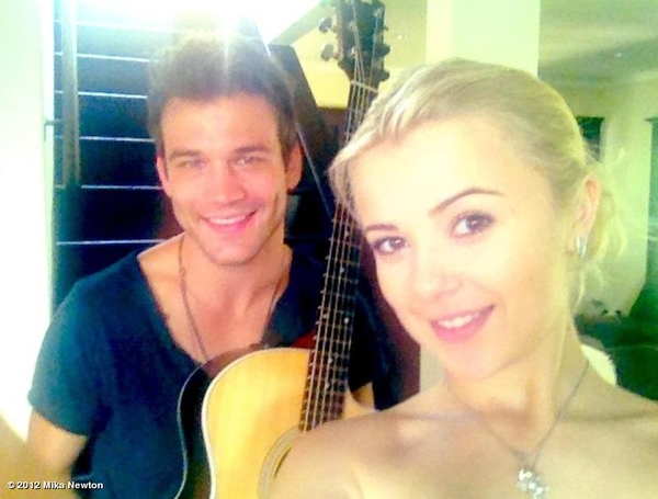 Мика Ньютон беременна? Певица показала заметно увеличившийся живот