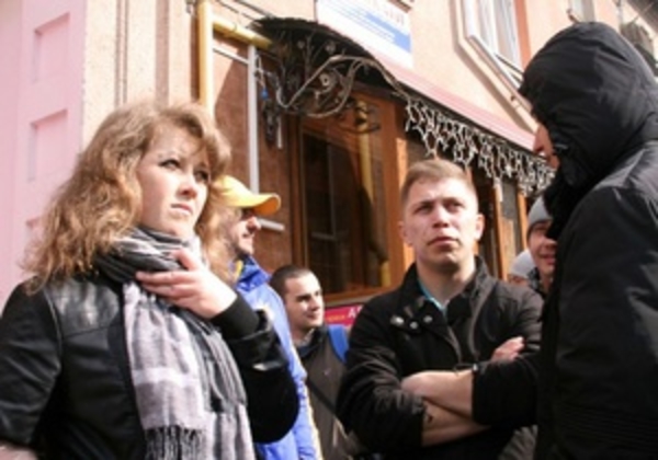 Забросавших яйцами Потапа и Настю Каменских активистов Тризуба посадили под домашний арест