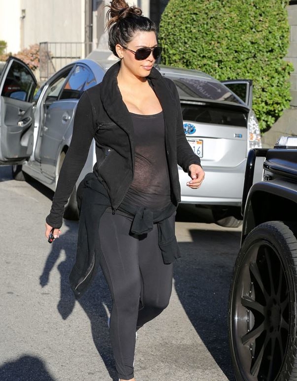 Беременная Ким Кардашян носит прозрачную кофту