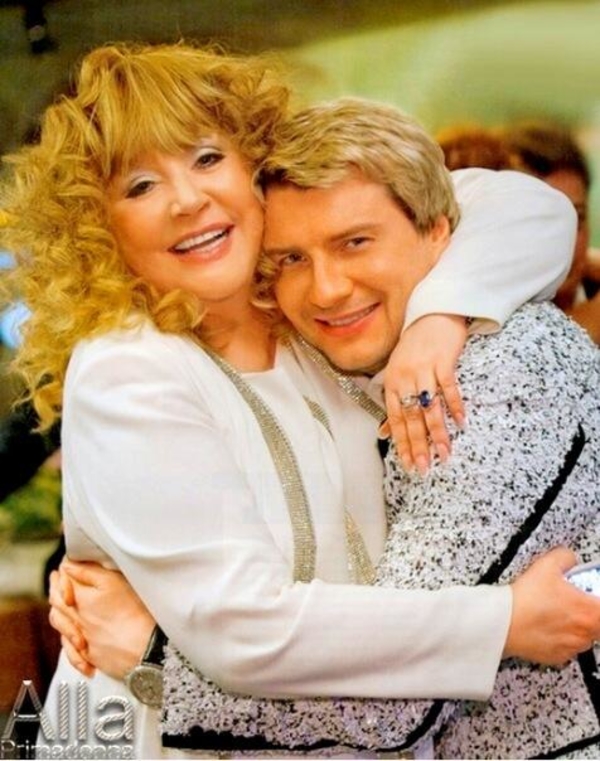 Басков показал праздничный торт Аллы Пугачевой и подарок от Орбакайте