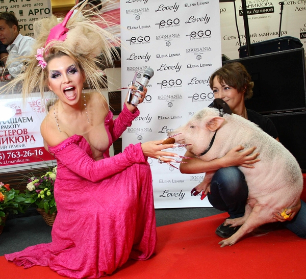 Ленина засветила экстремально глубокое декольте