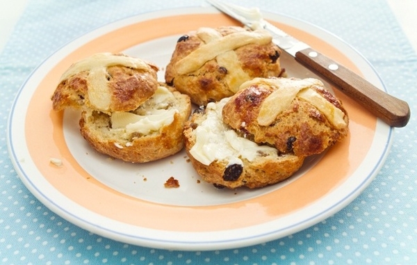 Как приготовить горячие крестовые булочки (ВИДЕО)