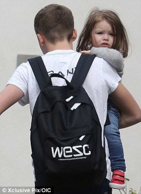 14-летний сын Бекхэмов заботится о младшей сестре