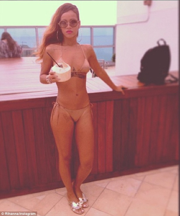 Рианна надела откровенный купальник в бассейн