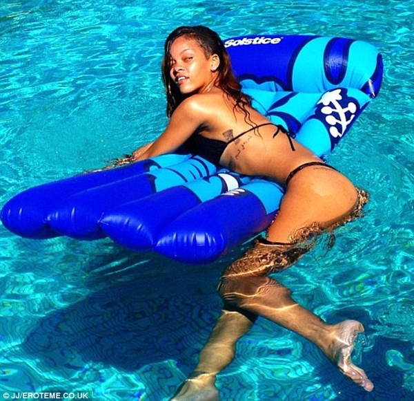 Рианна надела откровенный купальник в бассейн