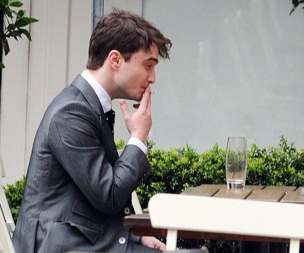 Дэниэл Рэдклифф убежал со свадьбы друга, чтобы покурить