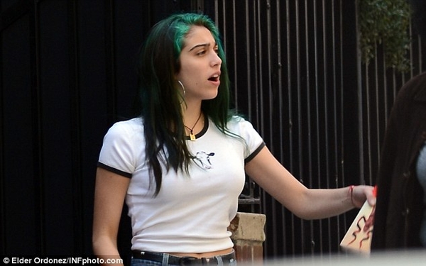 Дочь Мадонны покрасила волосы в зеленый цвет