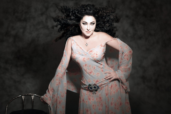 Лолита призналась, что не расстается с алкоголем