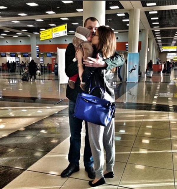 Лицо новорожденной внучки Федора Бондарчука впервые показали в Сети