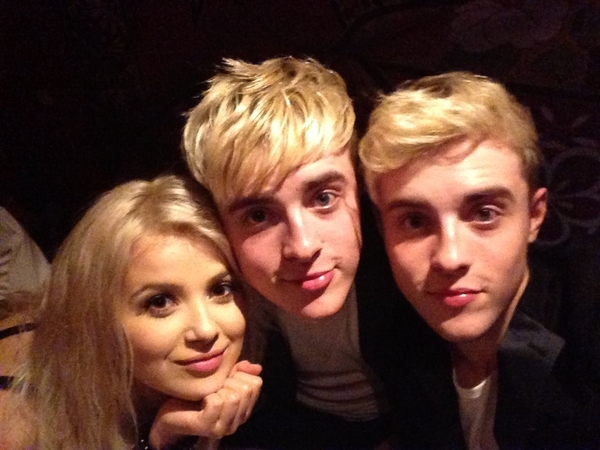 Мика Ньютон выступила в Лос-Анджелесе и показала нового друга