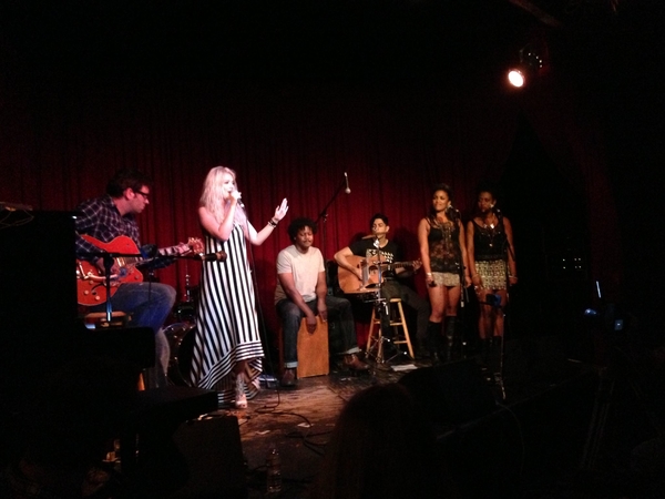 Мика Ньютон выступила в Лос-Анджелесе и показала нового друга