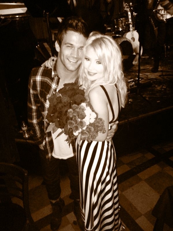 Мика Ньютон выступила в Лос-Анджелесе и показала нового друга