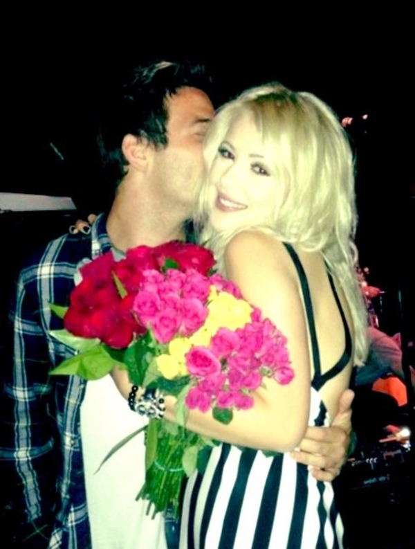 Мика Ньютон выступила в Лос-Анджелесе и показала нового друга