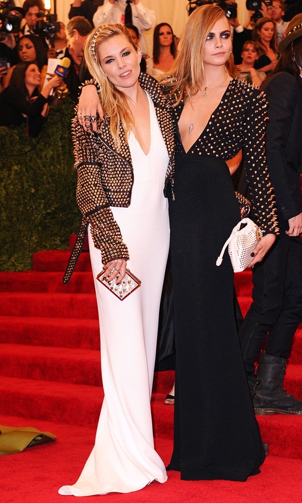 Сиенна Миллер поцеловала Кару Делевинь,чтобы замять кокаиновый скандал