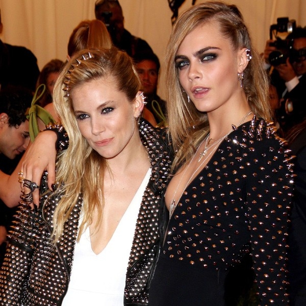 Сиенна Миллер поцеловала Кару Делевинь,чтобы замять кокаиновый скандал