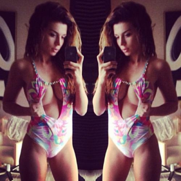 Анна Седакова выложила в Сеть откровенное фото в купальнике